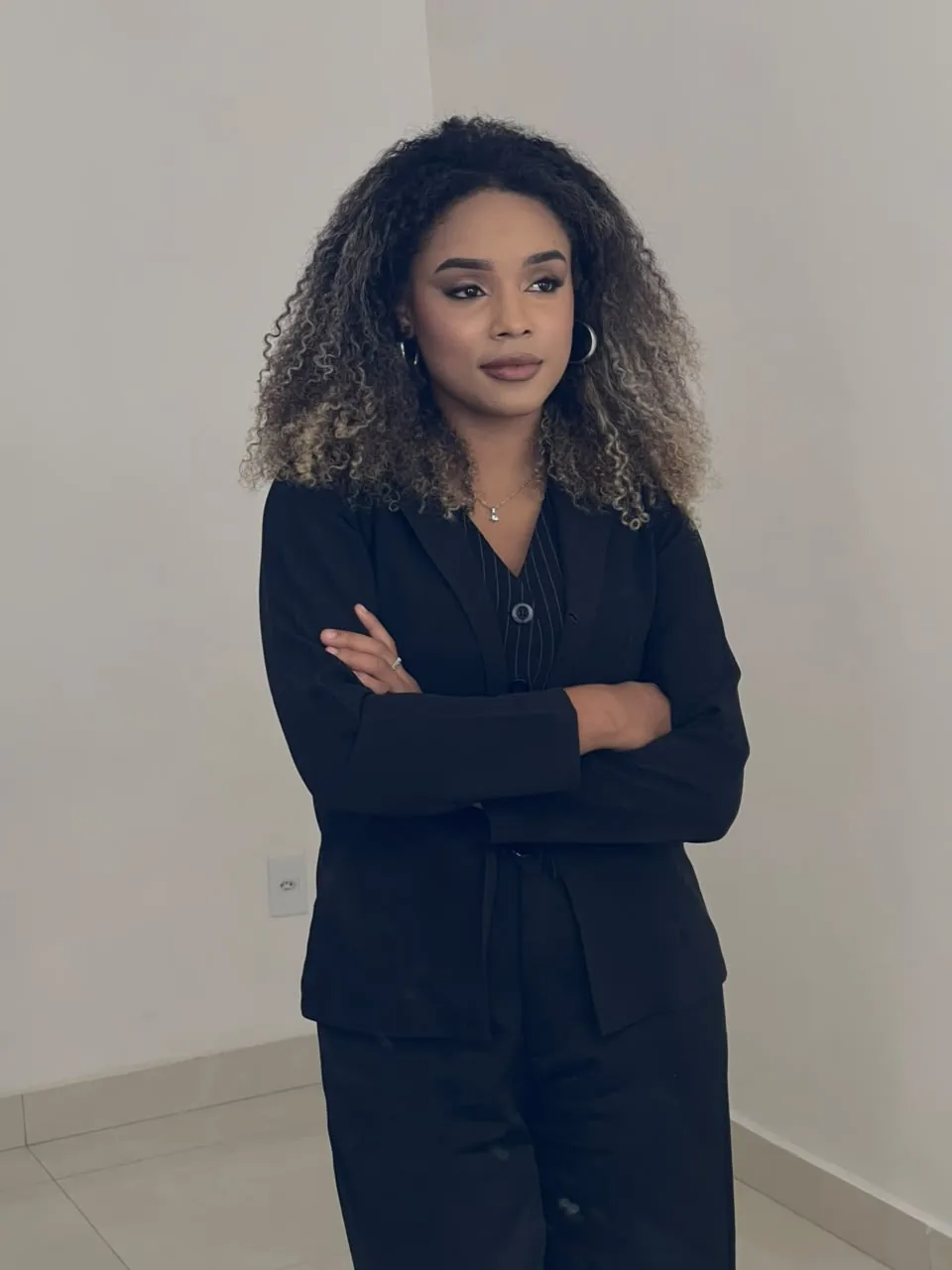 Deborah Pereira, nail designer, de braços cruzados