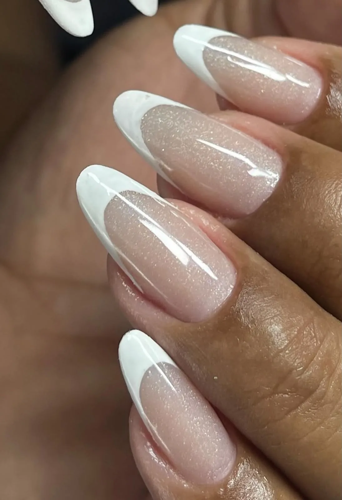 Unhas longas amendoadas com francesinha branca